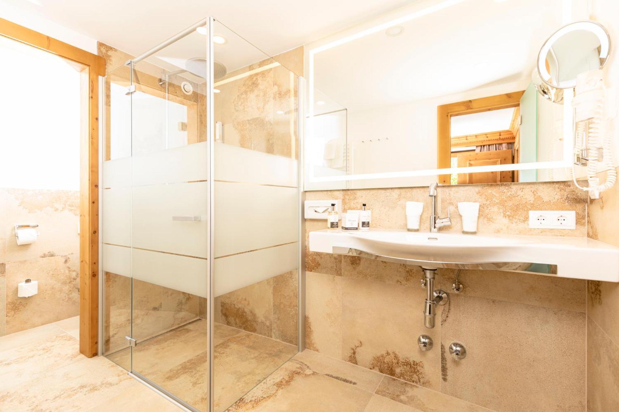 Der Boeglerhof - Pure Nature Spa Resort Alpbach Oda fotoğraf